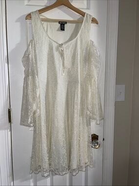 Hot Topic Cream Lace Cold-Shoulder Dress Plus Size 1 NWOT